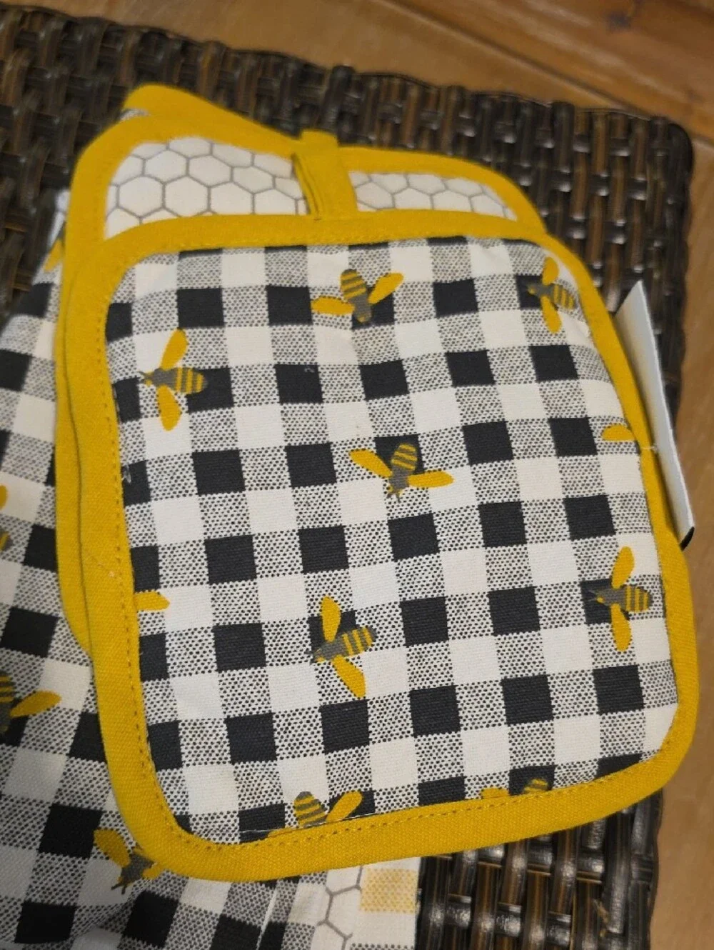 Mainstays 5pc  Black & White Check Pot Holder and Towel Set with Bee NWT